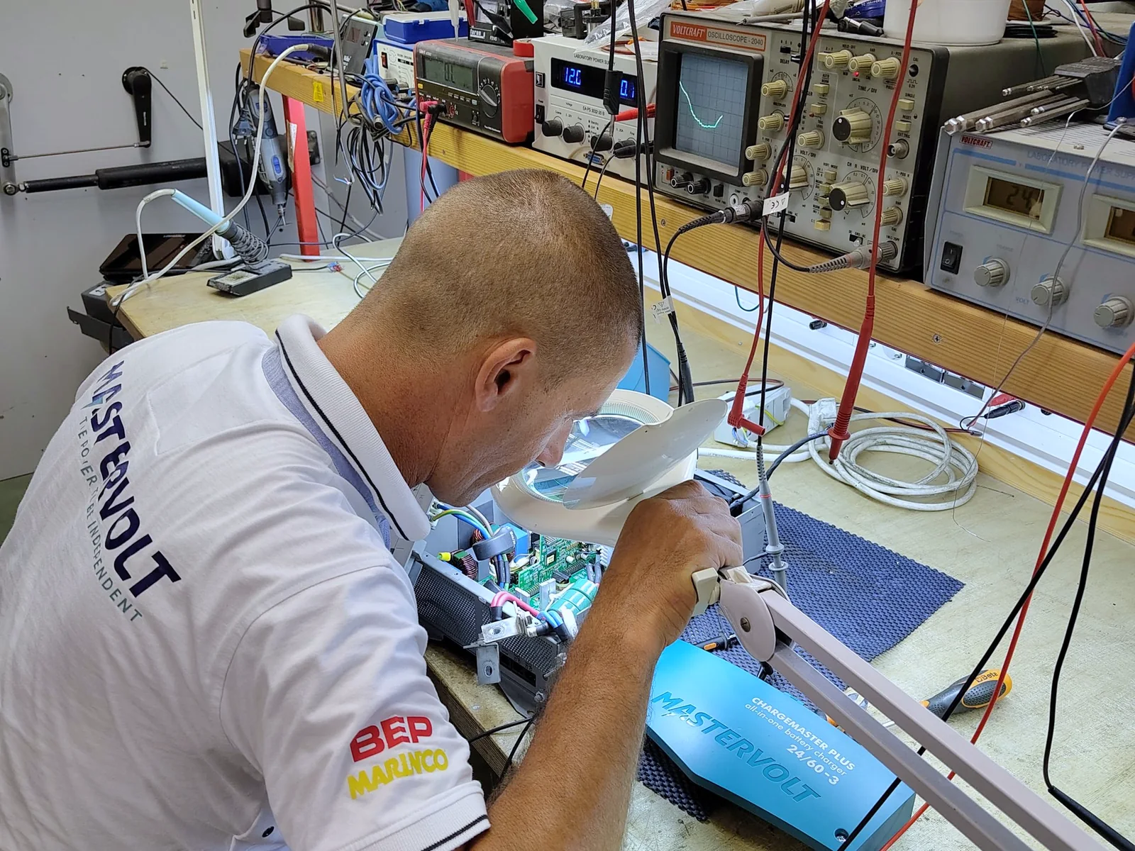 Technik Jarušica testuje elektroniku Mastervolt ve zkušební stanici v Murteru
