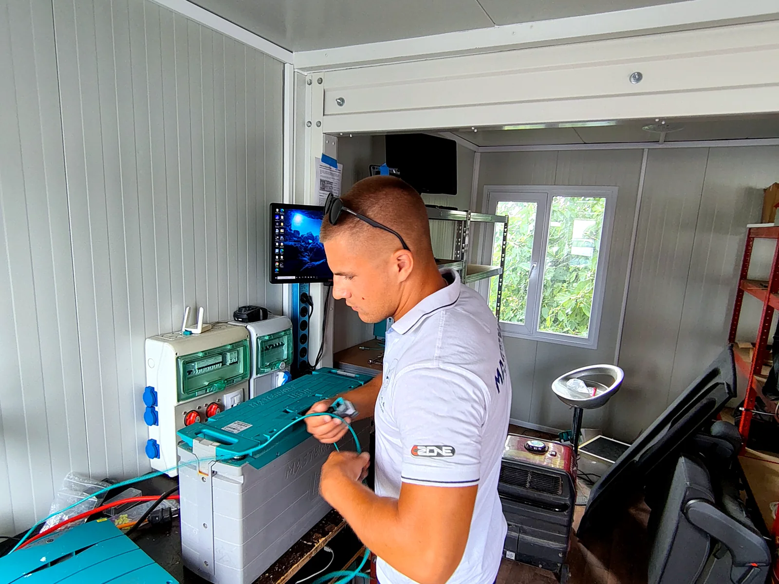 Serviser Jarušice ispituje Mastervolt punjač na test-stanici prije ugradnje